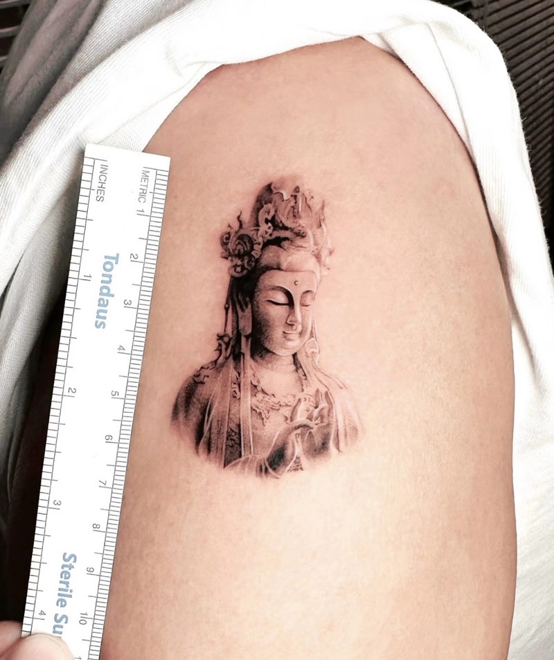 Hình xăm Phật kết hợp hoa sen