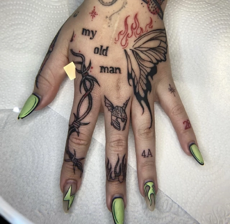 Hình xăm biểu tượng nhỏ ở ngón tay nữ