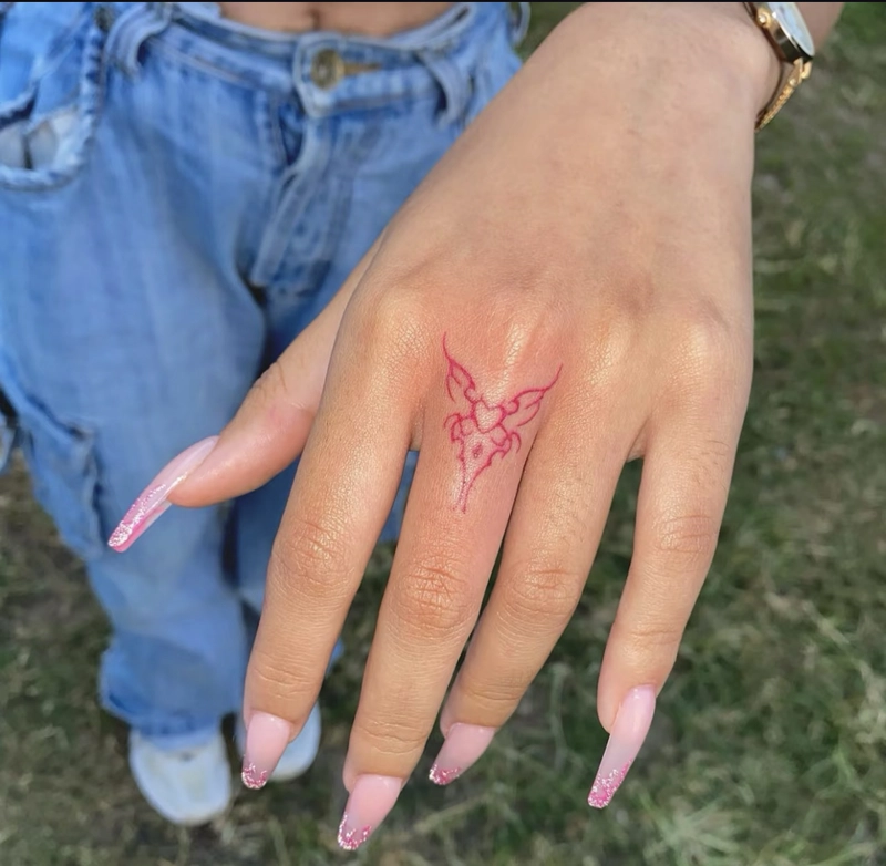 Hình xăm biểu tượng ở ngón tay nữ