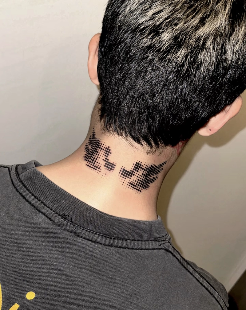 Hình xăm biểu tượng sức mạnh ở cổ cho nam Hình xăm biểu tượng sức mạnh ở cổ cho nam