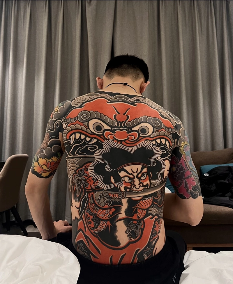 Hình xăm biểu tượng sức mạnh ở lưng cho nam