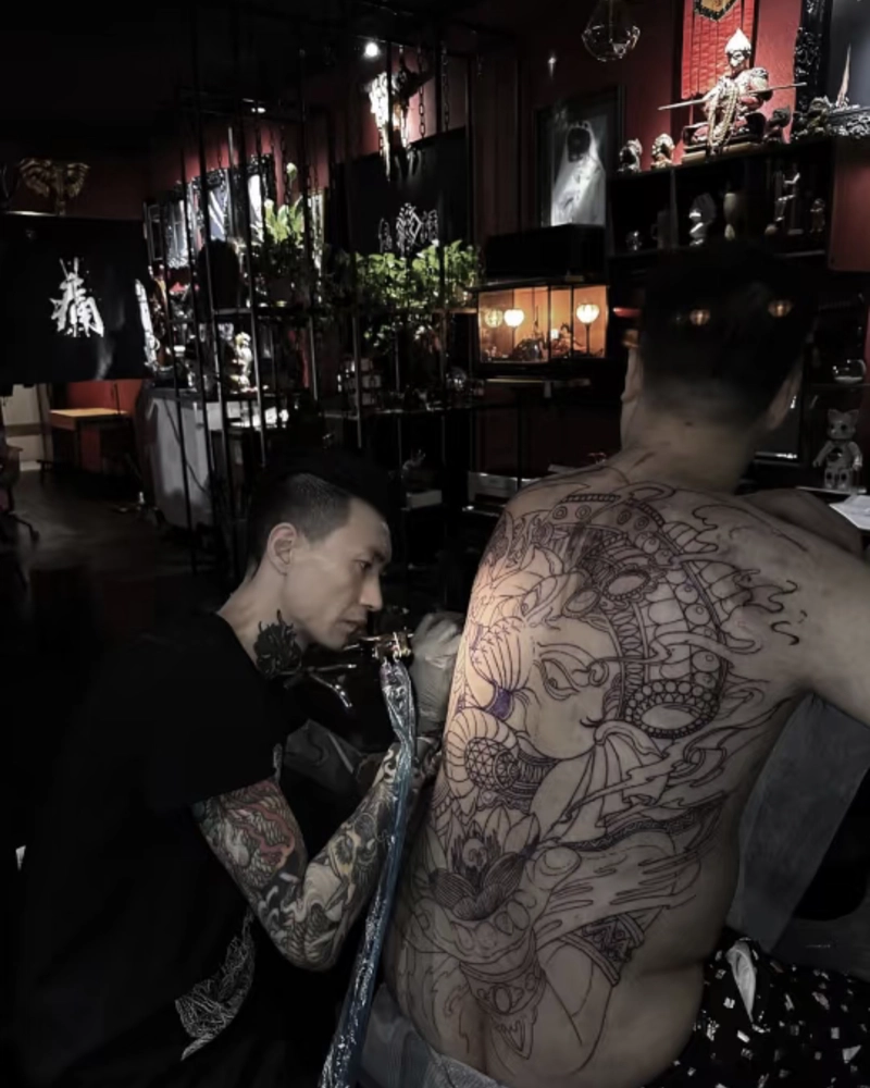 Hình xăm biểu tượng tôn giáo ở lưng cho nam