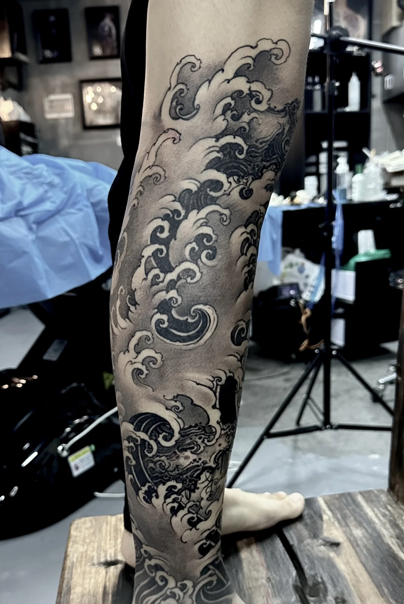 Hình xăm bộ lạc ở chân cho nam