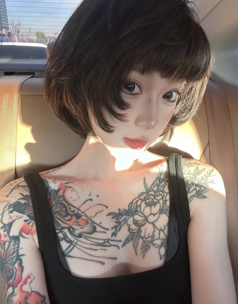 Hình xăm bông hoa nhỏ ở ngực nữ