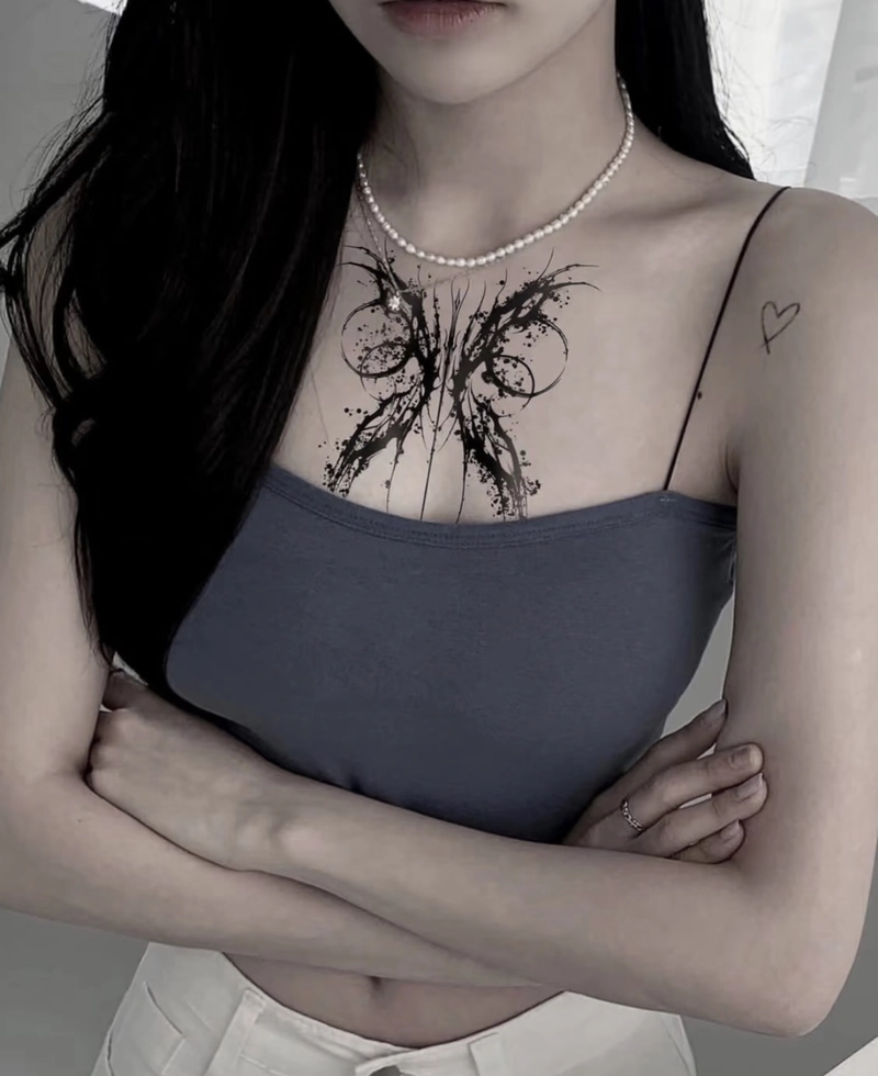 Hình xăm bướm ở ngực nữ