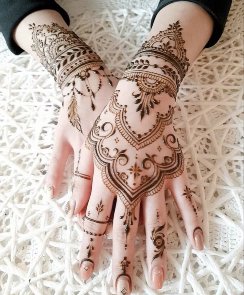 Hình xăm cá tính ở ngón tay nữ