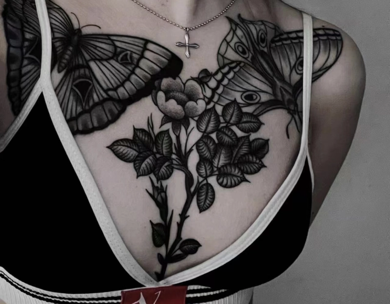 Hình xăm cá tính ở ngực nữ