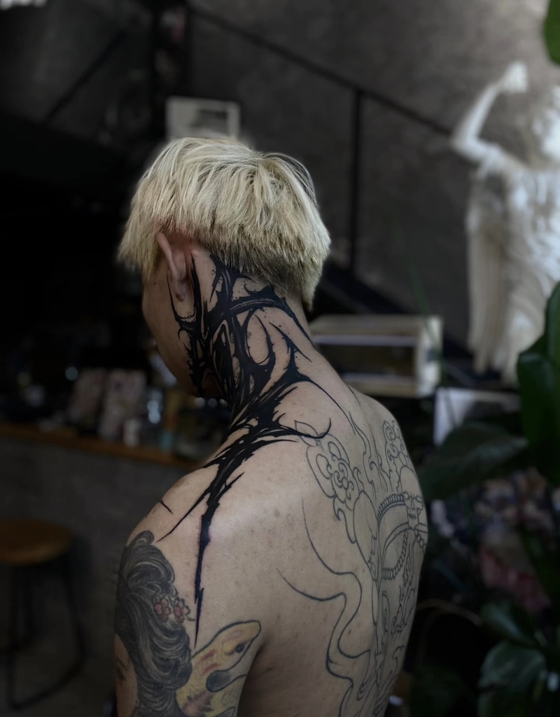 Hình xăm câu nói ngắn ở cổ cho nam Hình xăm câu nói ngắn ở cổ cho nam