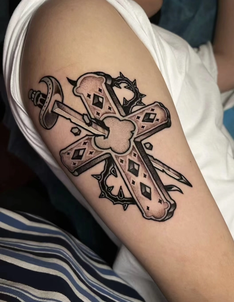 Hình xăm cây thánh giá trên tay cho nam