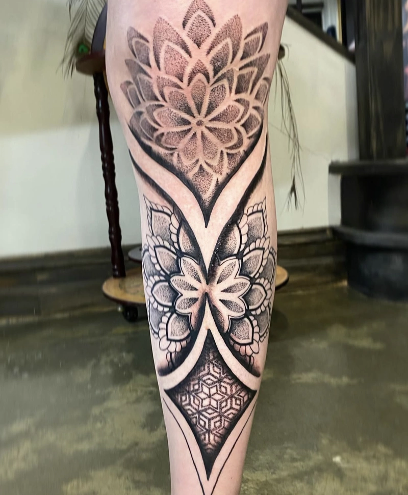 Hình xăm chân nữ hình hoa văn tribal