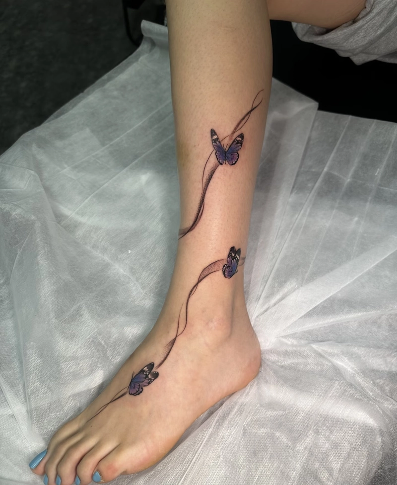 Hình xăm chân nữ tinh tế