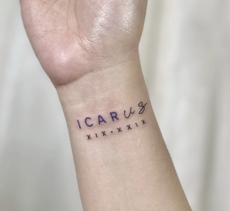 Hình xăm chữ ở cổ tay nữ