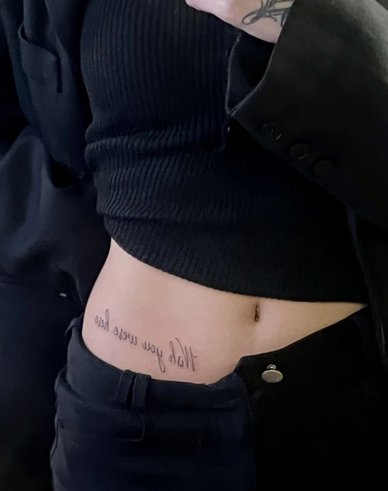 Hình xăm chữ ở eo nữ