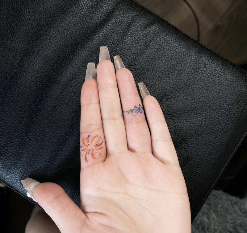 Hình xăm chữ ở ngón tay nữ