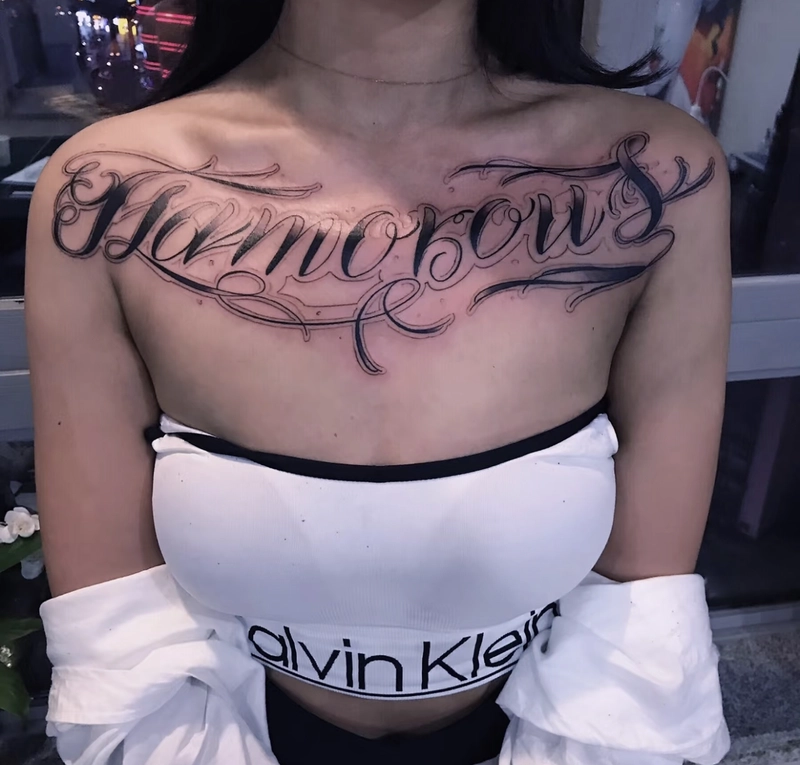 Hình xăm chữ ở ngực nữ