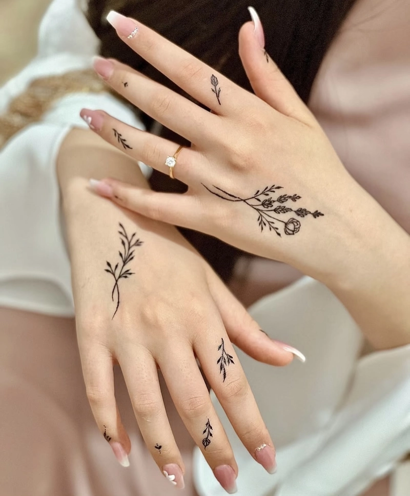 Hình xăm chữ ý nghĩa ở ngón tay nữ