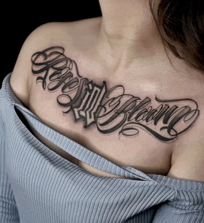 Hình xăm chữ ý nghĩa ở ngực nữ