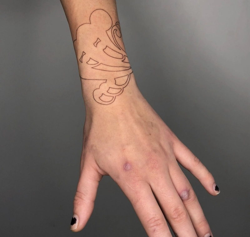 Hình xăm cổ tay dành cho cô gái cá tính