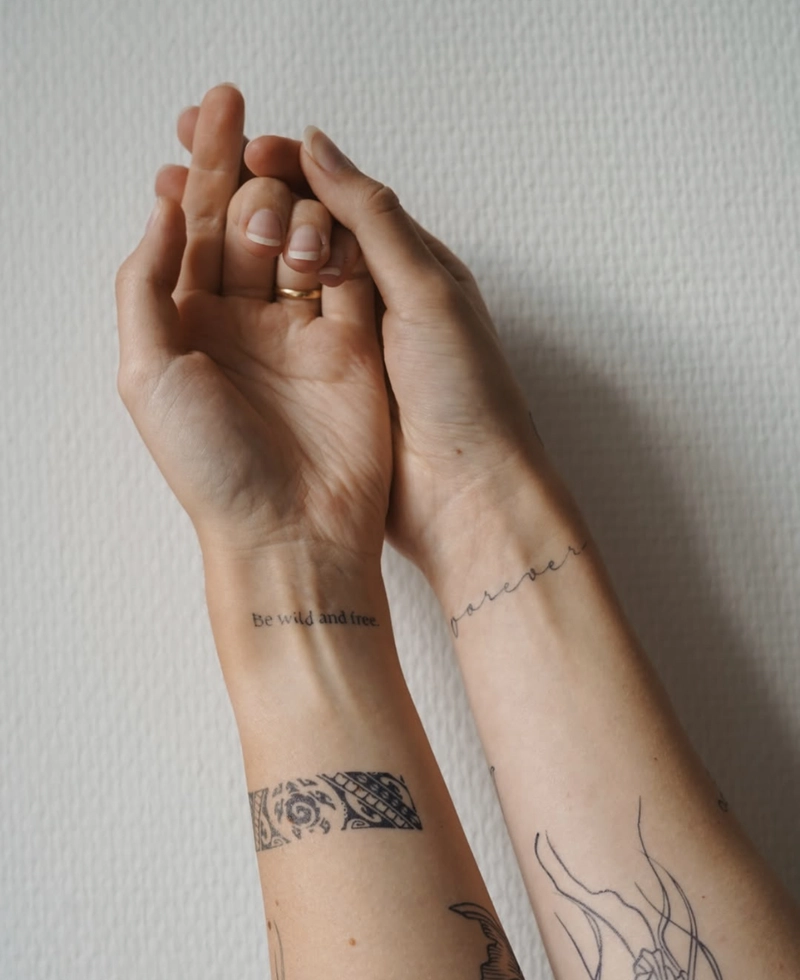 Hình xăm cổ tay độc lạ cho nữ