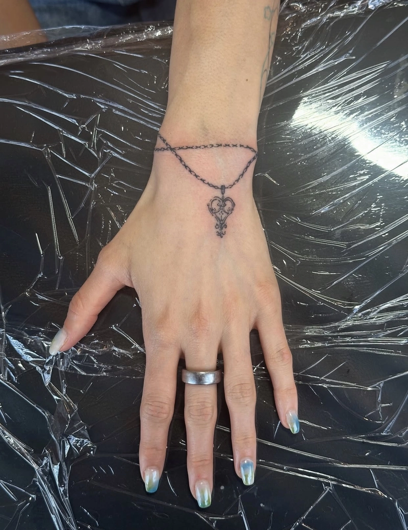Hình xăm cổ tay đôi cho nữ