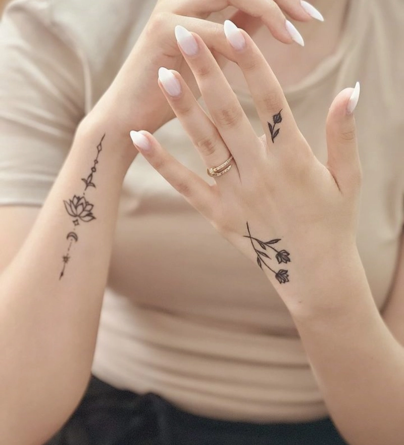 Hình xăm cổ tay hình bông hoa nhỏ