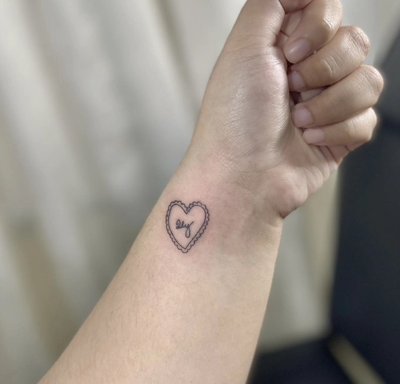 Hình xăm cổ tay hình trái tim cho nữ