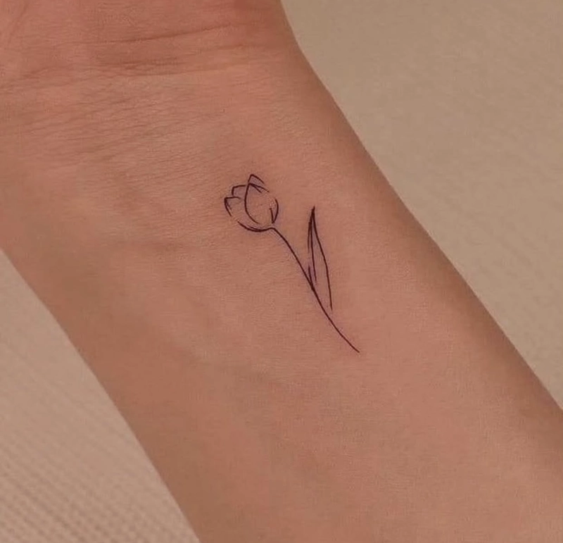 Hình xăm cổ tay hoa nhỏ