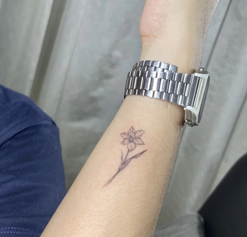 Hình xăm cổ tay hoa văn nhẹ nhàng cho nữ