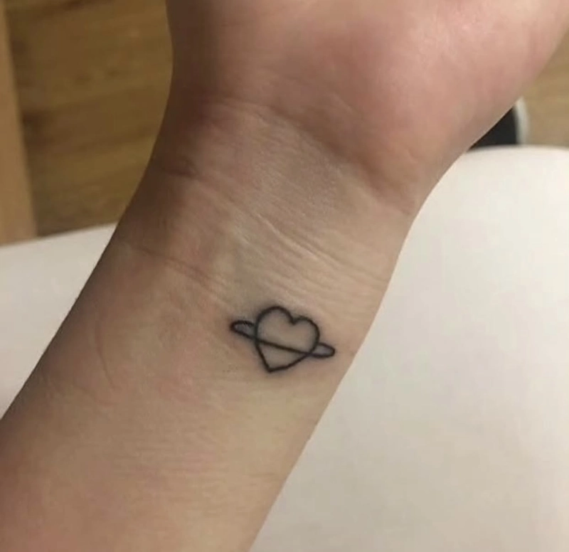 Hình xăm cổ tay mặt trăng cho nữ