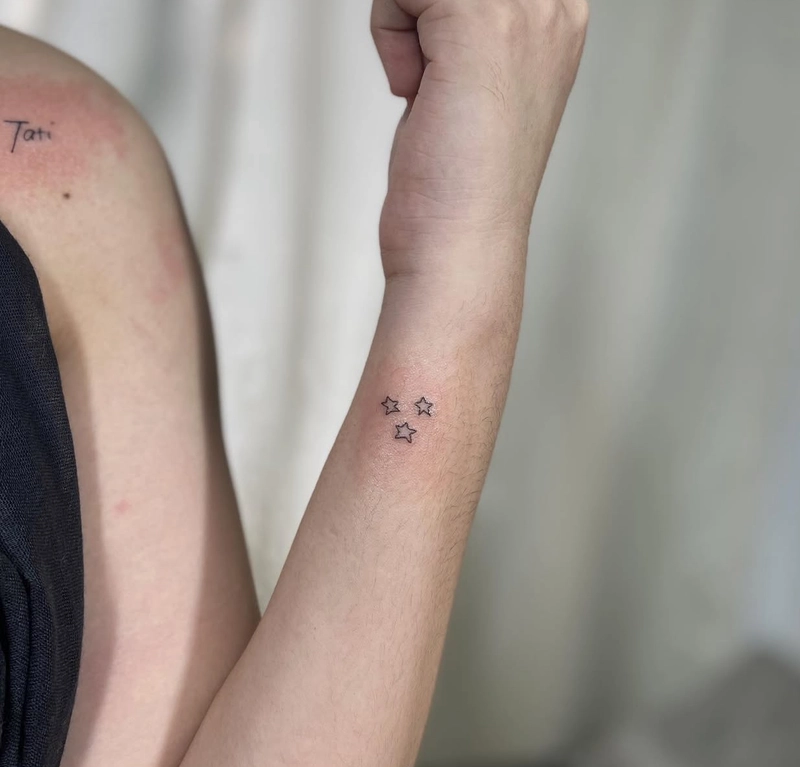 Hình xăm cổ tay nhỏ giấu được khi cần