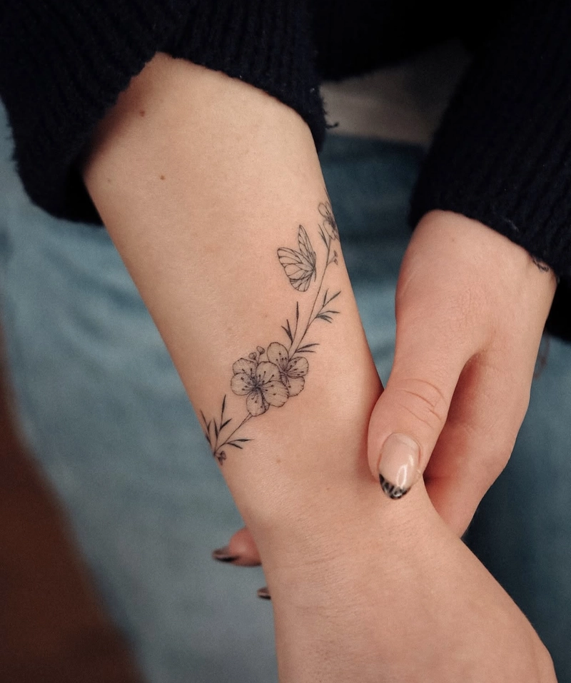 Hình xăm cổ tay nhỏ mà sang trọng