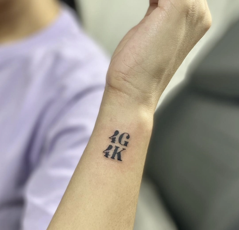 Hình xăm cổ tay nhỏ xinh cho nữ