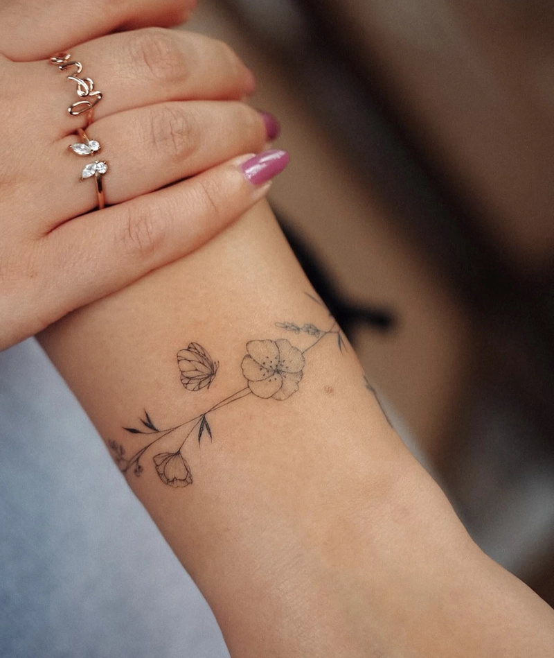 Hình xăm cổ tay phong cách nữ tính