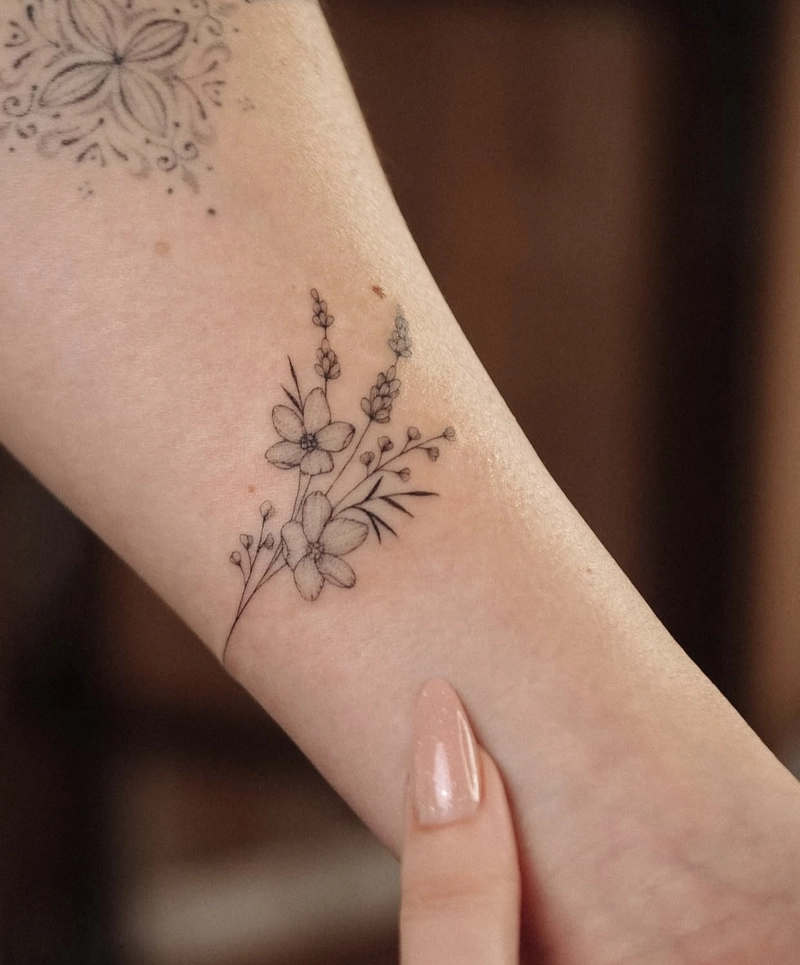 Hình xăm cổ tay tinh tế cho nữ