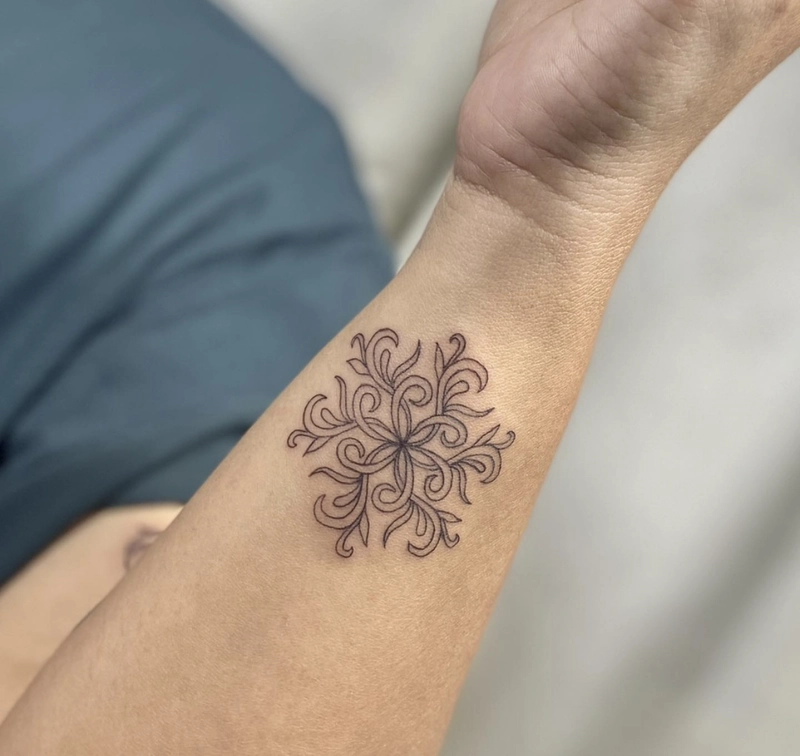 Hình xăm cổ tay ý nghĩa cho nữ