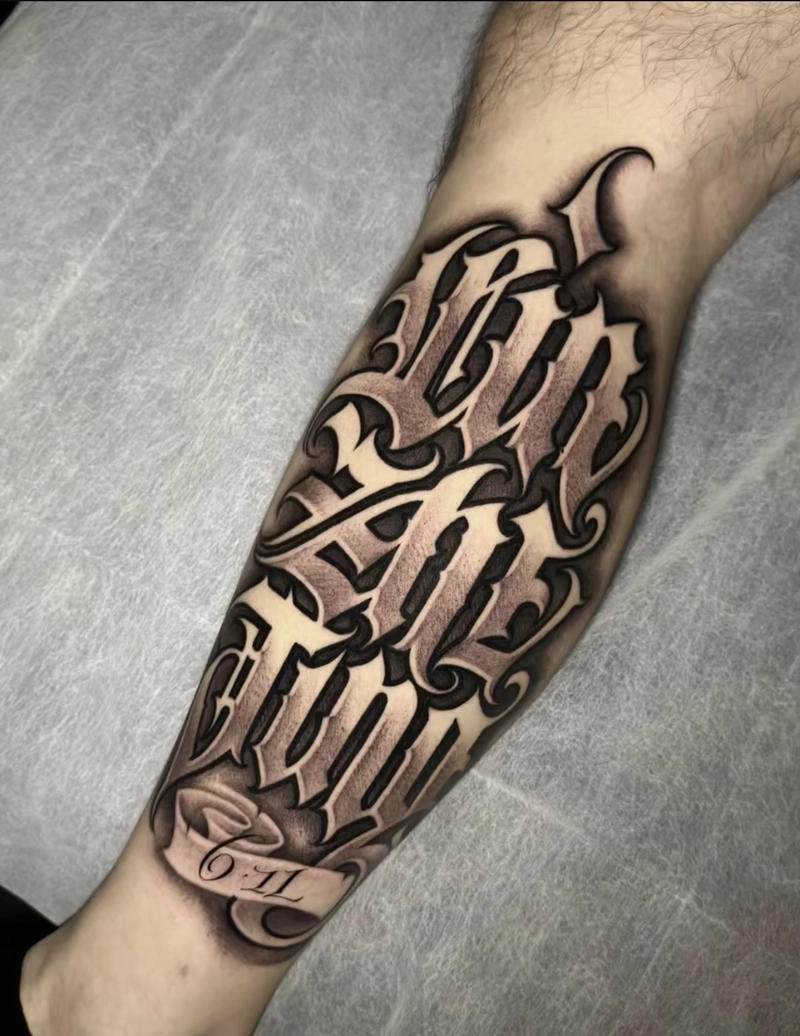 Hình xăm đen trắng ở chân cho nam