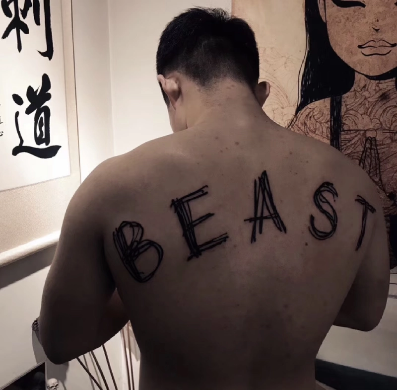 Hình xăm đen trắng ở lưng cho nam