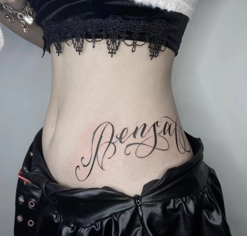 Hình xăm đẹp ở eo nữ