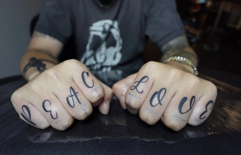 Hình xăm đẹp ở ngón tay nữ