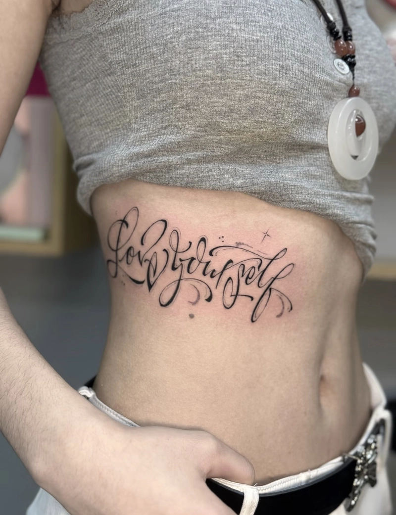 Hình xăm độc đáo ở eo nữ đẹp