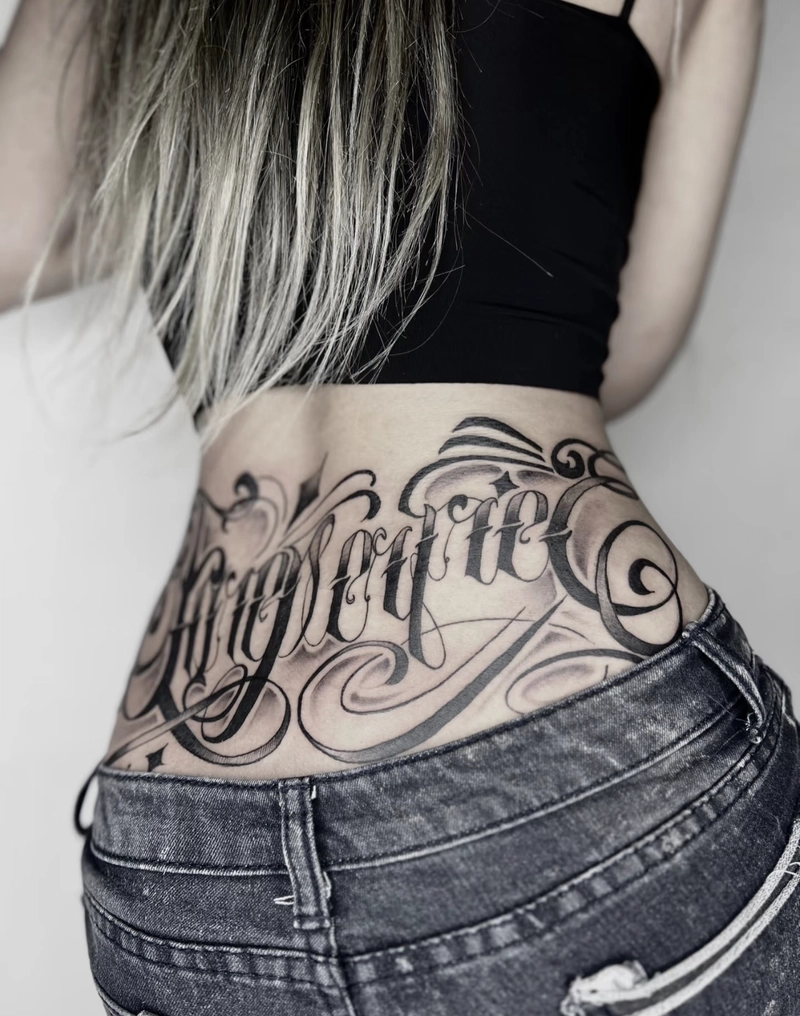 Hình xăm độc đáo ở eo nữ nghệ thuật