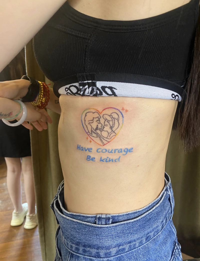 Hình xăm độc đáo ở eo nữ tối giản