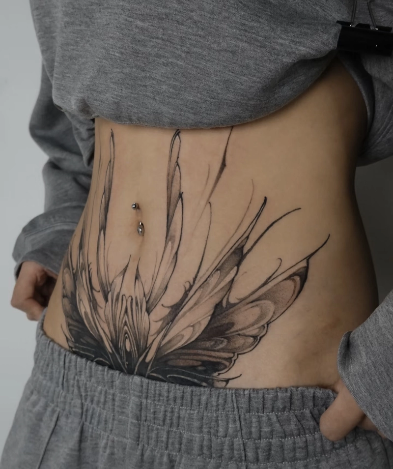 Hình xăm độc đáo ở eo nữ