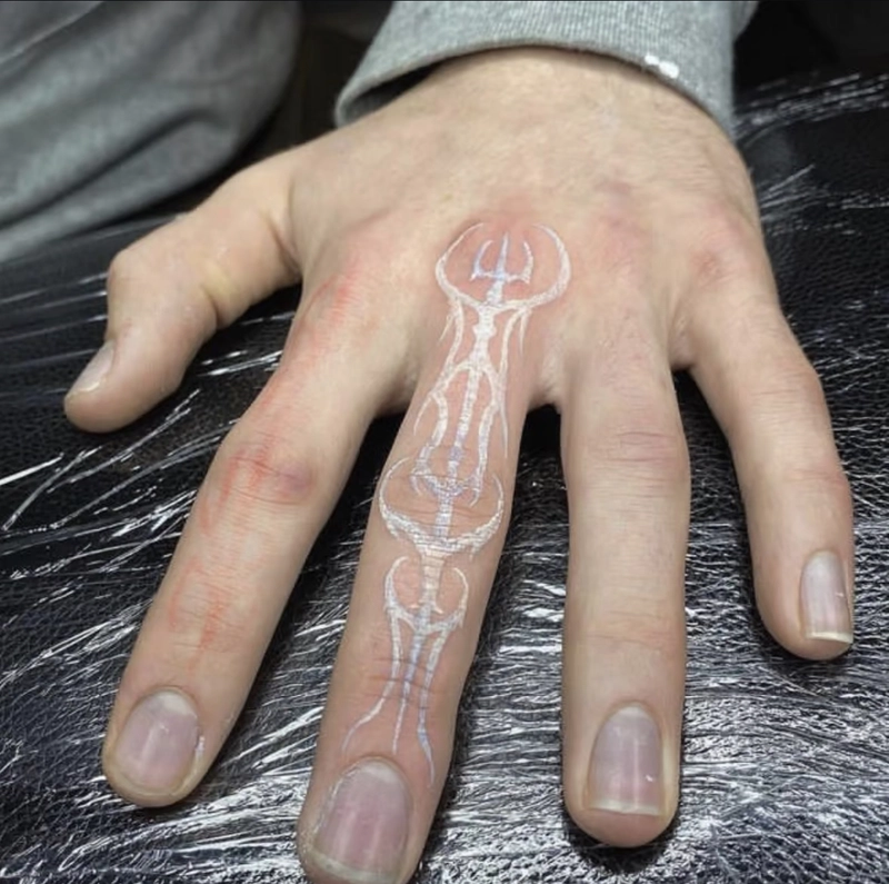Hình xăm độc đáo ở ngón tay nữ đẹp