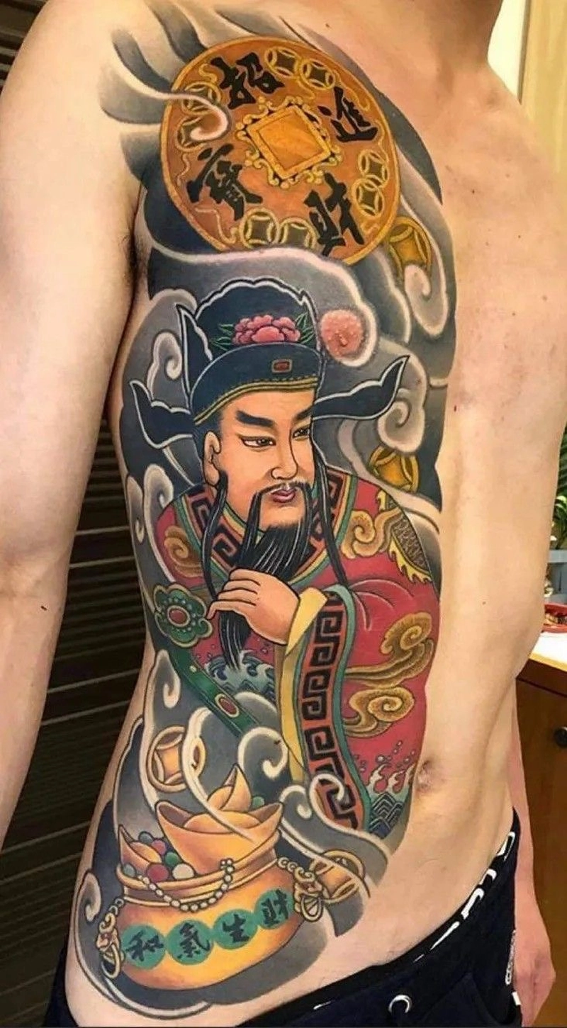 Hình xăm đồng tiền cổ ở ngực