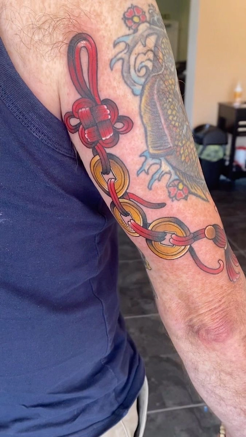 Hình xăm đồng tiền cổ phong thủy chiêu tài tối giản