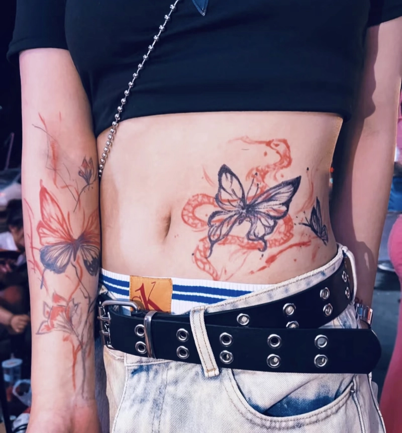 Hình xăm hiện đại ở eo nữ