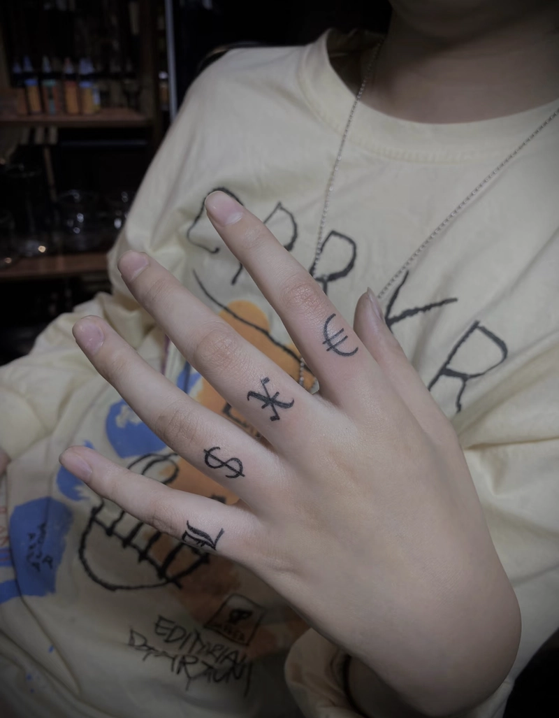 Hình xăm hiện đại ở ngón tay nữ