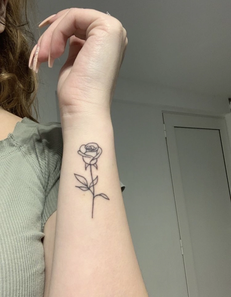 Hình xăm hoa hồng ở cổ tay cho nữ