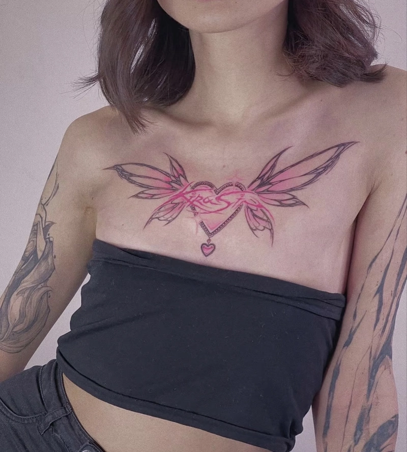 Hình xăm hoa hồng ở ngực nữ